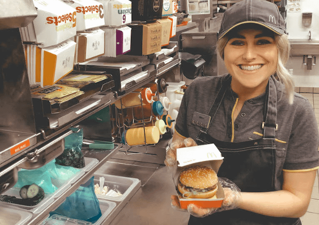 McDonald’s впервые в России начнет транслировать приготовление блюд онлайн