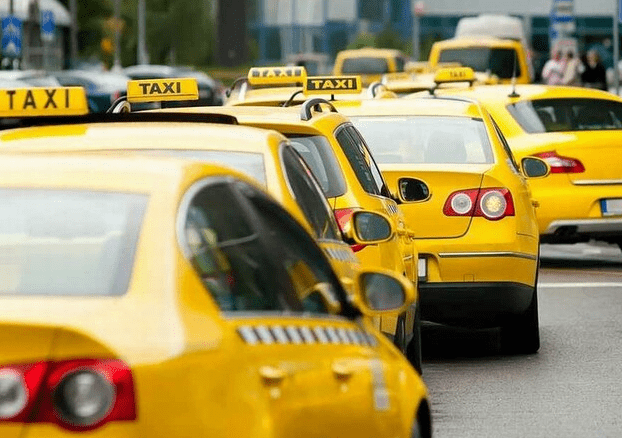 Агрегаторам такси грозит аннулирование пропусков из-за уловки водителей